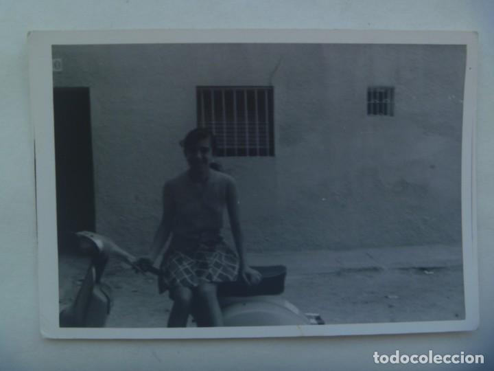 Fotograf&iacute;a antigua: FOTO DE CHICA SENTADA EN UNA MOTO VESPA