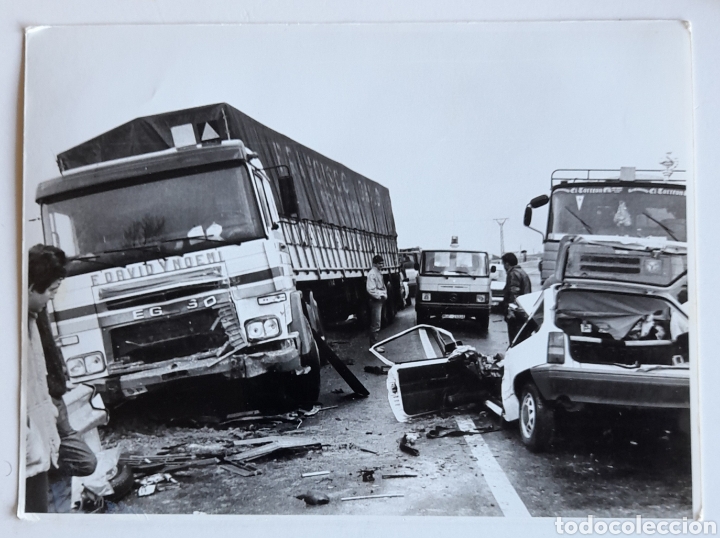Fotograf&iacute;a antigua: Foto de accidente en carretera con dos camiones PEGASO involucrados. A&ntilde;os 70s. - 80s.