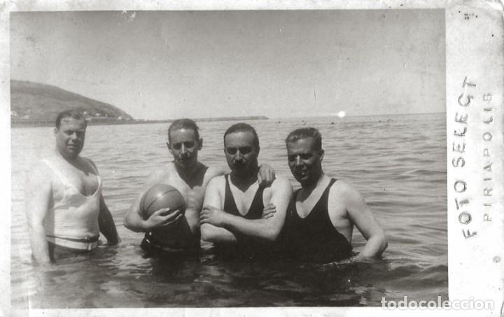 Alte Fotografie: X1412 Hombres en antiguo ba&ntilde;ador con bal&oacute;n abrazados en el agua Piriapolis Uruguay Foto Postal 1930'