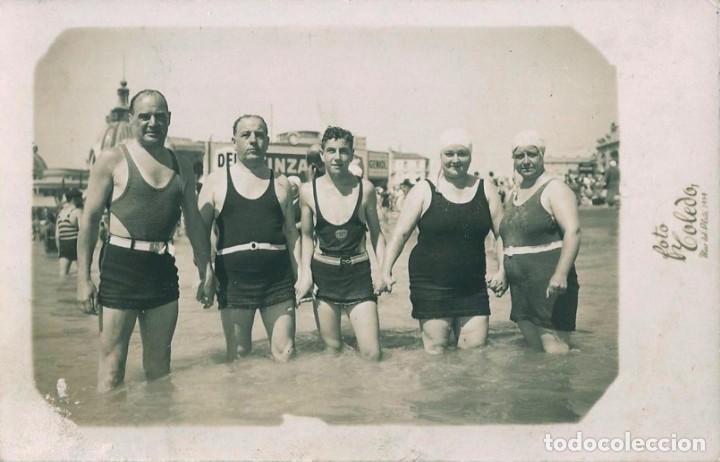 Alte Fotografie: X1413 - Hombres mujeres y adolescente en antiguo ba&ntilde;ador tomados de las manos - Foto Postal 1939