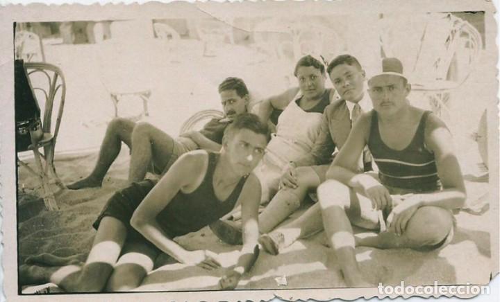 Alte Fotografie: X1415 - Hombres en antiguo ba&ntilde;ador jugando a las barajas en la playa - Foto 11x7cm 1930'