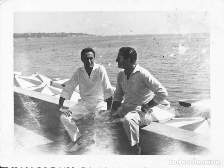 Alte Fotografie: X1417 - J&oacute;venes hombres sentados junto al mar - Foto 11x8cm 1940'