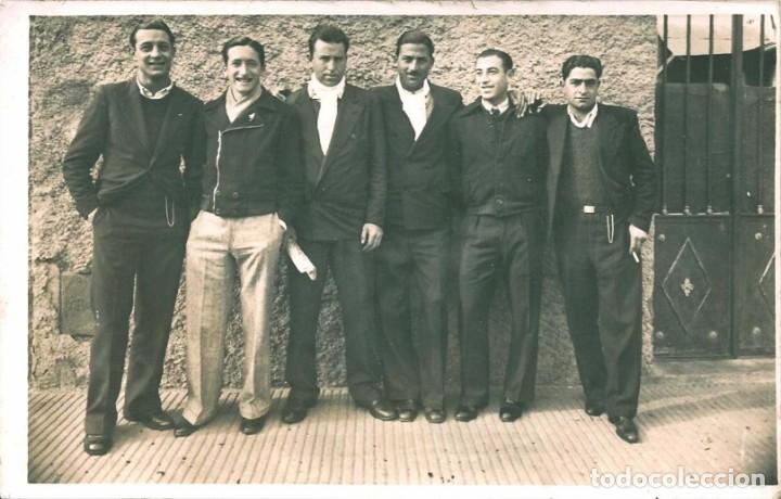 Alte Fotografie: X1418 - J&oacute;venes hombres hombres abrazados - Foto Postal 1940'