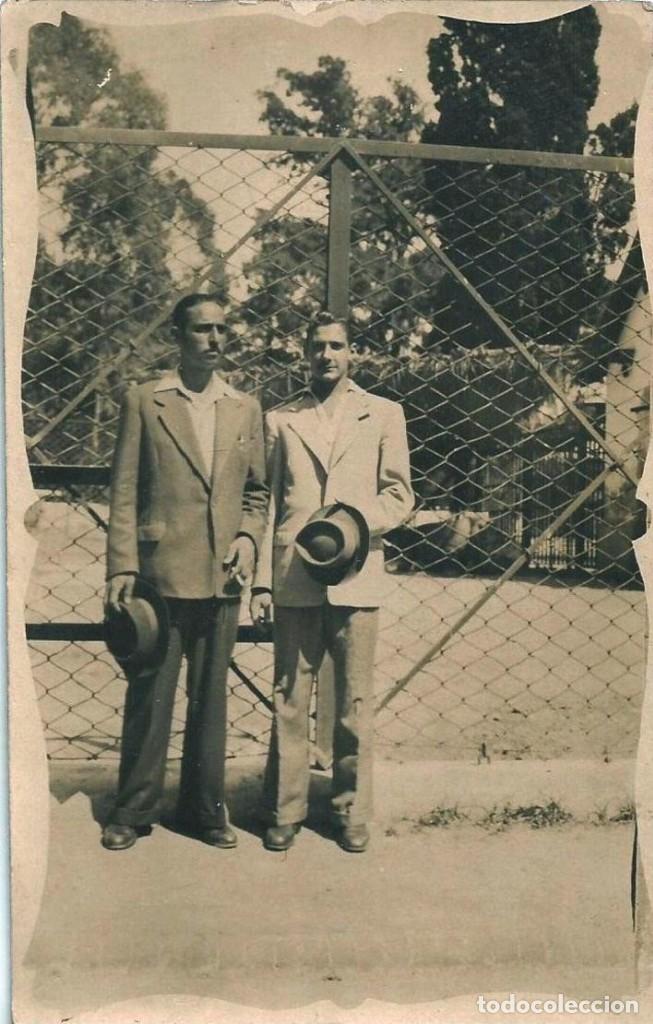 Alte Fotografie: X1423 - Pareja de j&oacute;venes hombres con cigarrillo y sombrero en el parque - Foto Postal 1940'