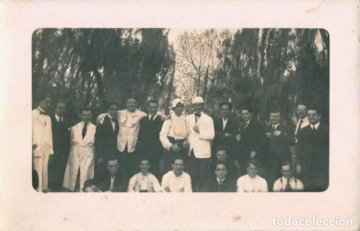 Fotograf&iacute;a antigua: X1424 - J&oacute;venes hombres cari&ntilde;osamente abrazados de picnic - Foto Postal 1920'