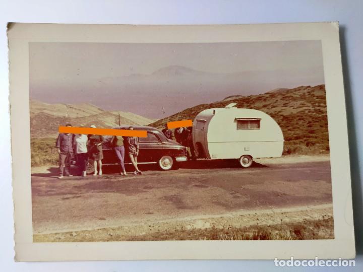 Fotografia antiga: Antigua fotograf&iacute;a. coche con caravana. foto a&ntilde;os 60.