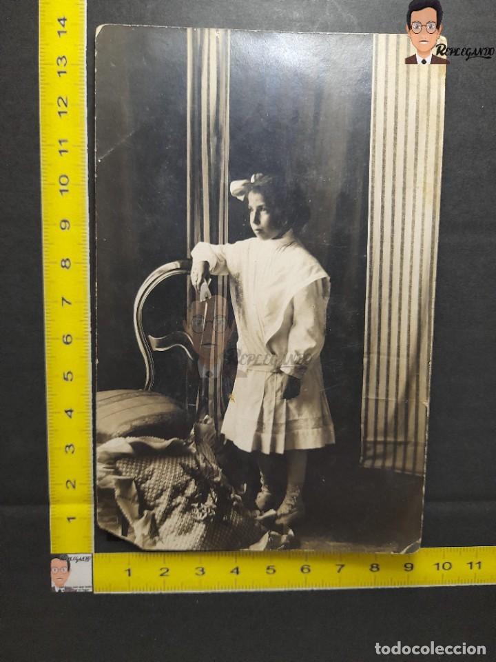 Alte Fotografie: NI&Ntilde;A CON LAZO JUNTO A SILLA Y COJ&Iacute;N / FOTO ANTIGUA DE ESTUDIO EN BLANCO Y NEGRO - A&Ntilde;OS 30/40 ESPA&Ntilde;A