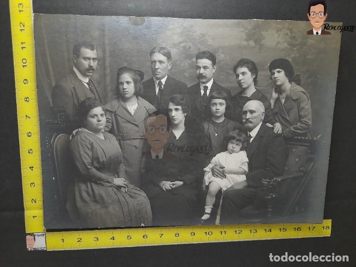 Alte Fotografie: FAMILIA NUMEROSA / FOTO ANTIGUA DE ESTUDIO EN BLANCO Y NEGRO - A&Ntilde;OS 20/30 - ESPA&Ntilde;A