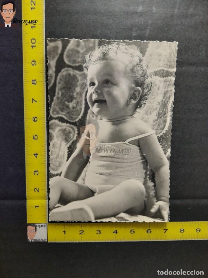 Fotografia antica: NI&Ntilde;A SONRIENDO / FOTO ANTIGUA EN BLANCO Y NEGRO - A&Ntilde;OS 50/60 - ESPA&Ntilde;A - NI&Ntilde;A RIENDO