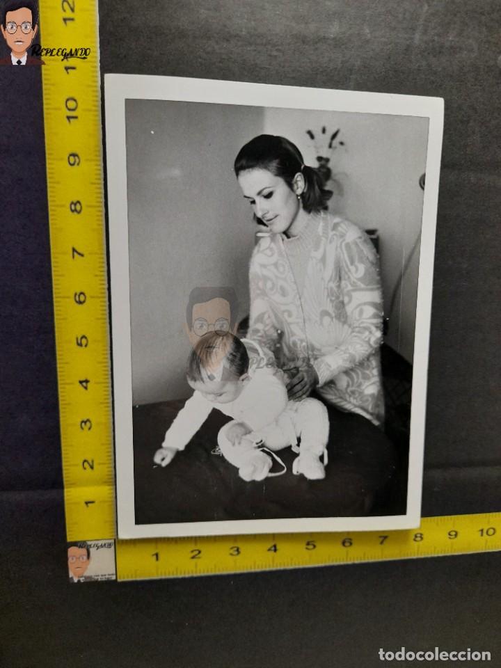 Photographie ancienne: CHICA JOVEN CON BEB&Eacute; / FOTO ANTIGUA EN BLANCO Y NEGRO - A&Ntilde;OS 60/70 - ESPA&Ntilde;A - MUJER - NI&Ntilde;O - NI&Ntilde;A