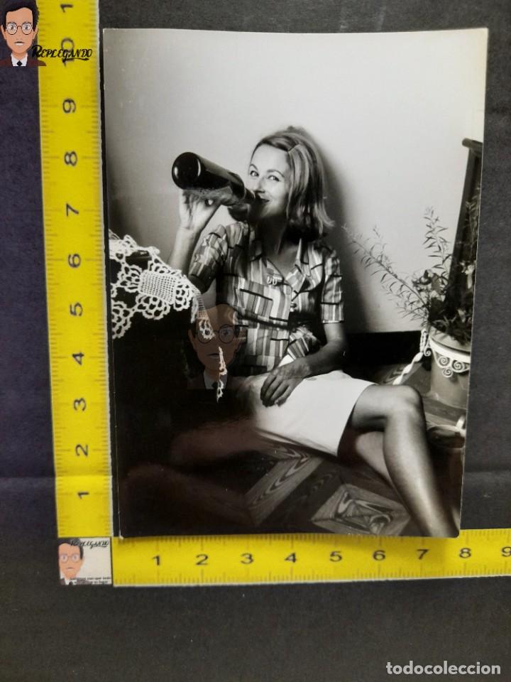 Photographie ancienne: CHICA JOVEN BEBIENDO DE UNA BOTELLA / FOTO ANTIGUA EN BLANCO Y NEGRO - A&Ntilde;OS 60/70 - ESPA&Ntilde;A - MUJER