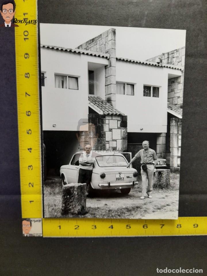 Fotograf&iacute;a antigua: SEAT 850 / FOTO ANTIGUA EN BLANCO Y NEGRO - A&Ntilde;OS 60 - ESPA&Ntilde;A - HOMBRES CON SU COCHE / C89853