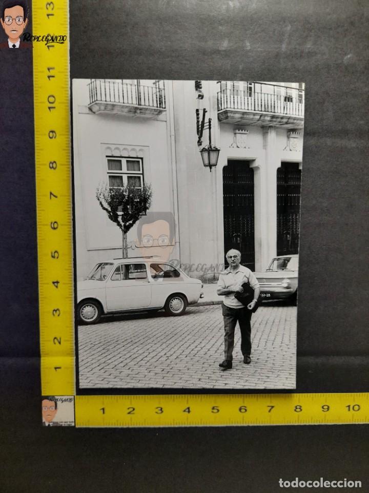 Alte Fotografie: SE&Ntilde;OR JUNTO A SEAT 850 / FOTO ANTIGUA EN BLANCO Y NEGRO - A&Ntilde;OS 60 - ESPA&Ntilde;A - COCHES APARCADOS