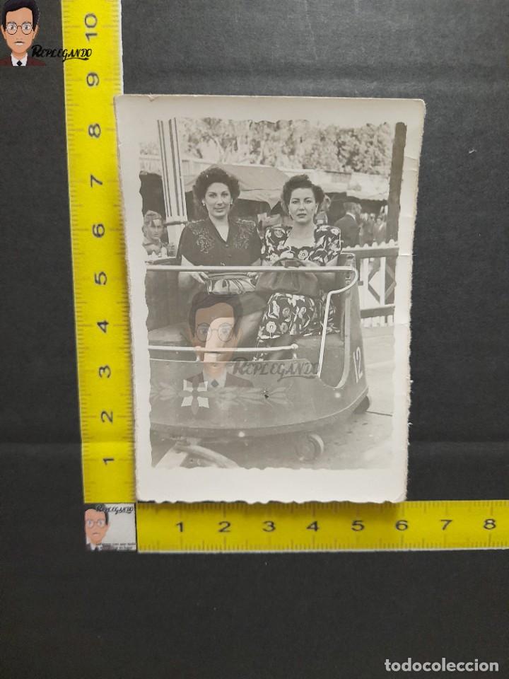 Fotografia antica: CHICAS EN UNA ATRACCI&Oacute;N DE LA FERIA DE ALGECIRAS / FOTO ANTIGUA EN BLANCO Y NEGRO - 1948 - J&Oacute;VENES