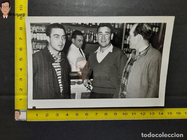 Alte Fotografie: AMIGOS EN LA BARRA DE UN BAR / FOTO ANTIGUA EN BLANCO Y NEGRO - A&Ntilde;OS 50/60 - ESPA&Ntilde;A