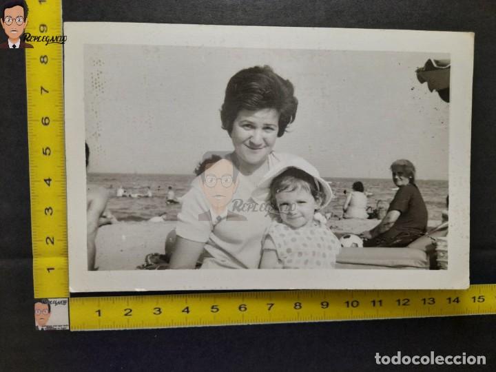 Fotografia antica: MUJER CON NI&Ntilde;A FRENTE AL MAR / FOTO ANTIGUA EN BLANCO Y NEGRO /1968 / PLAYA CANET PLAGE ROUSSILLON