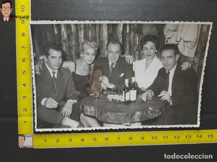 Alte Fotografie: PAREJAS TOMANDO UNA COPA EN UN BAR DE AVIL&Eacute;S / FOTO ANTIGUA EN BLANCO Y NEGRO - A&Ntilde;OS 50/60 - ESPA&Ntilde;A