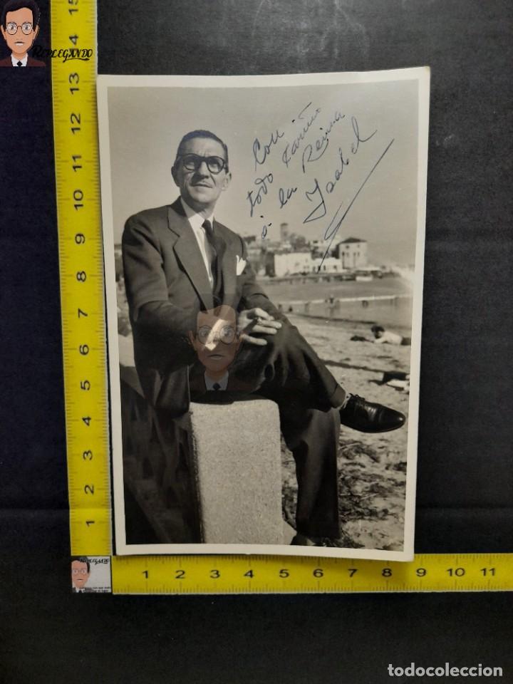 Alte Fotografie: SE&Ntilde;OR ELEGANTE POSANDO JUNTO AL MAR / FOTO ANTIGUA EN BLANCO Y NEGRO - A&Ntilde;OS 50/60 - TRAJE - PLAYA