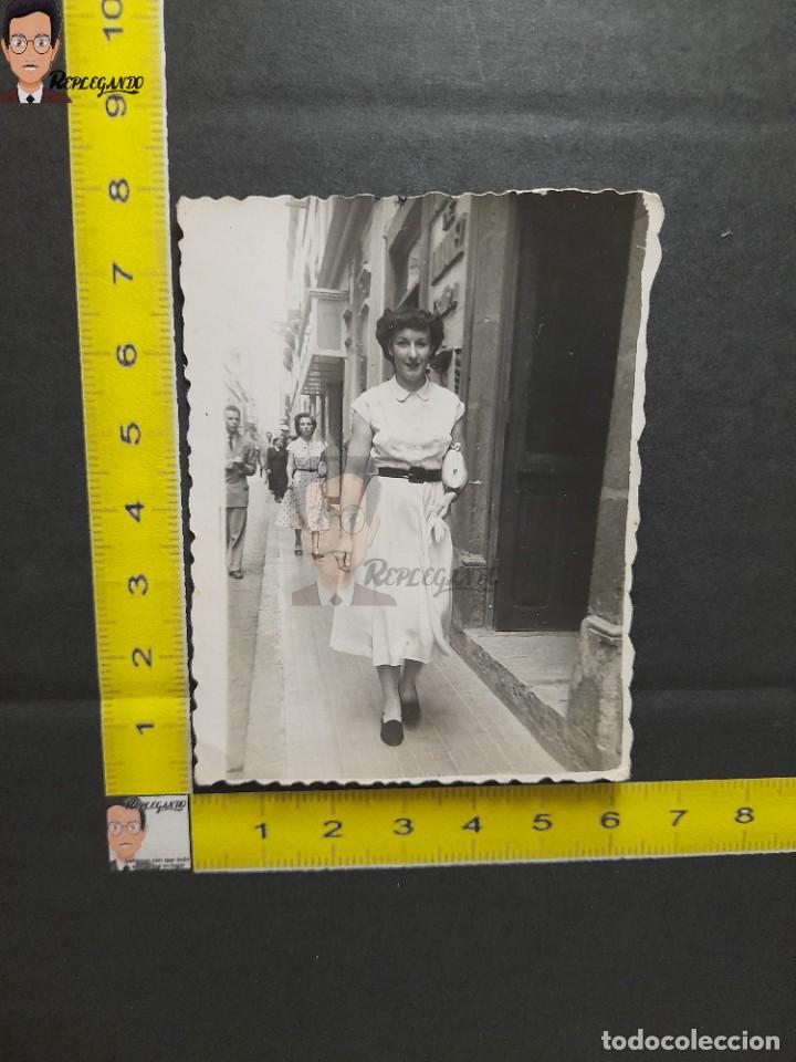 Photographie ancienne: CHICA PASEANDO POR UNA CALLE DE SANTA CRUZ DE TENERIFE / FOTO ANTIGUA EN BLANCO Y NEGRO - 1952