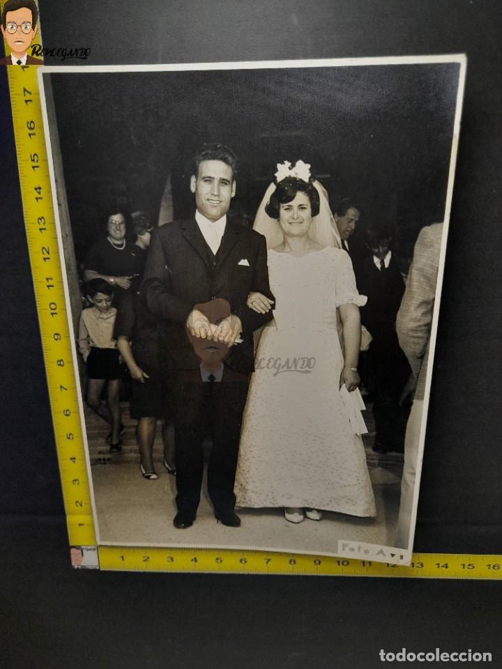 Fotografia antiga: NOVIOS EL D&Iacute;A DE SU BODA / FOTO ANTIGUA EN BLANCO Y NEGRO - A&Ntilde;OS 60 - TRAJE Y FLORES - AVI