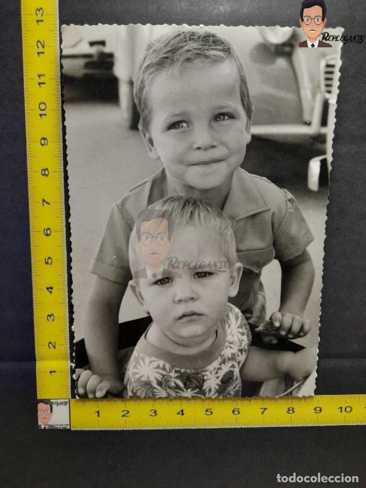 Alte Fotografie: NI&Ntilde;OS RUBIOS SONRIENDO A C&Aacute;MARA / FOTO ANTIGUA EN BLANCO Y NEGRO - A&Ntilde;OS 60/70 - 2CV - PERPIGNAN