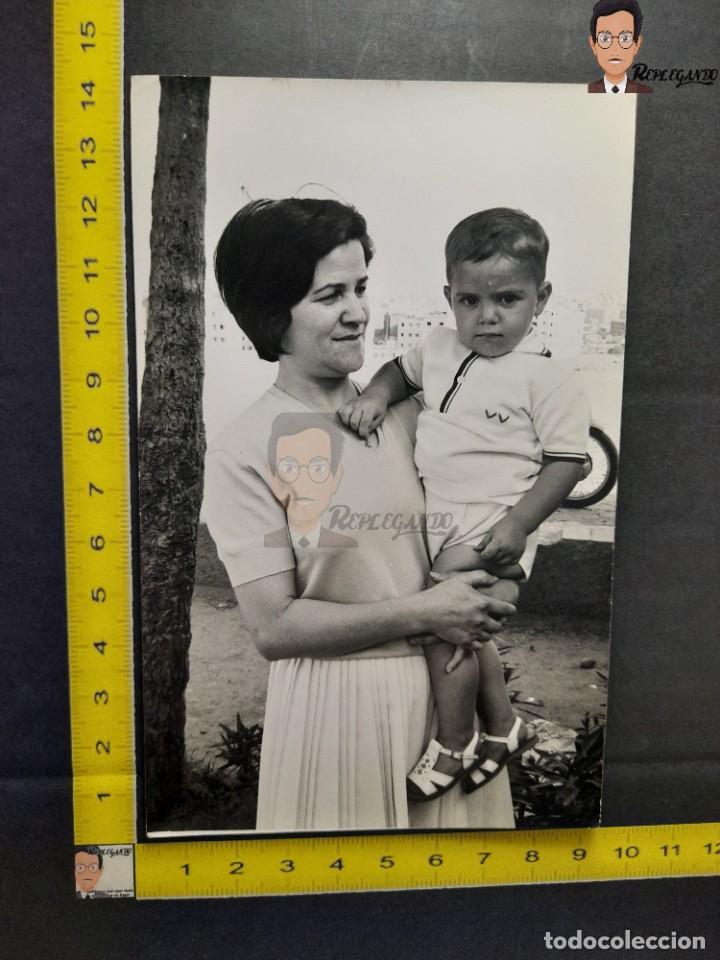 Alte Fotografie: MUJER CON NI&Ntilde;O EN BRAZOS / FOTO ANTIGUA EN BLANCO Y NEGRO - 1965 - CHICA VESTIDO