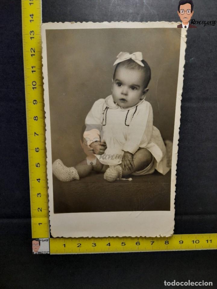 Fotografia antica: NI&Ntilde;A CON LAZO Y PATUCOS / FOTO ANTIGUA DE ESTUDIO EN BLANCO Y NEGRO - A&Ntilde;O 1947 - BEB&Eacute;