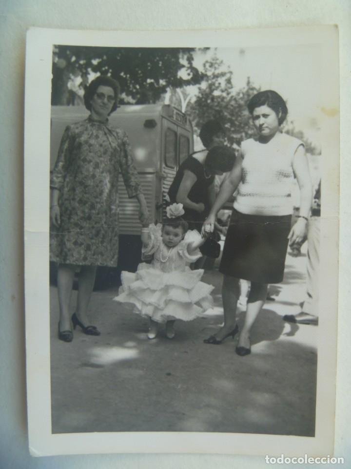 Fotograf&iacute;a antigua: MINUTERO DE FOTOGRAFO DE FERIA : NI&Ntilde;A VESTIDA DE FLAMENCA CON MADRE. DETRAS CITROEN