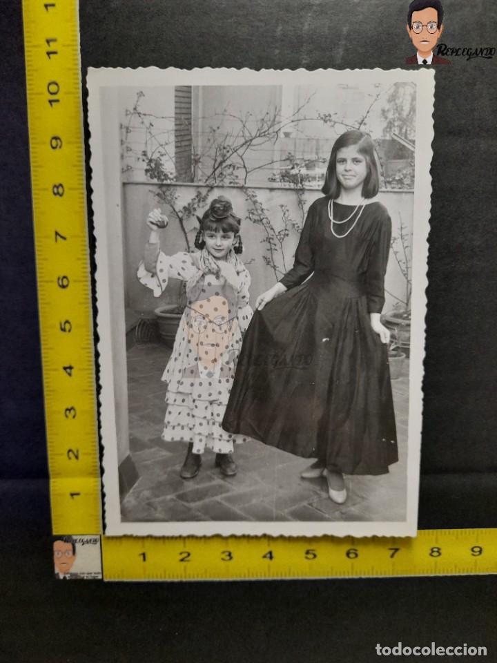 Fotografia antica: NI&Ntilde;AS DISFRAZADAS / FOTO ANTIGUA EN BLANCO Y NEGRO - A&Ntilde;OS 60/70 - VESTIDO LUNARES - FLAMENCA - ROSAL