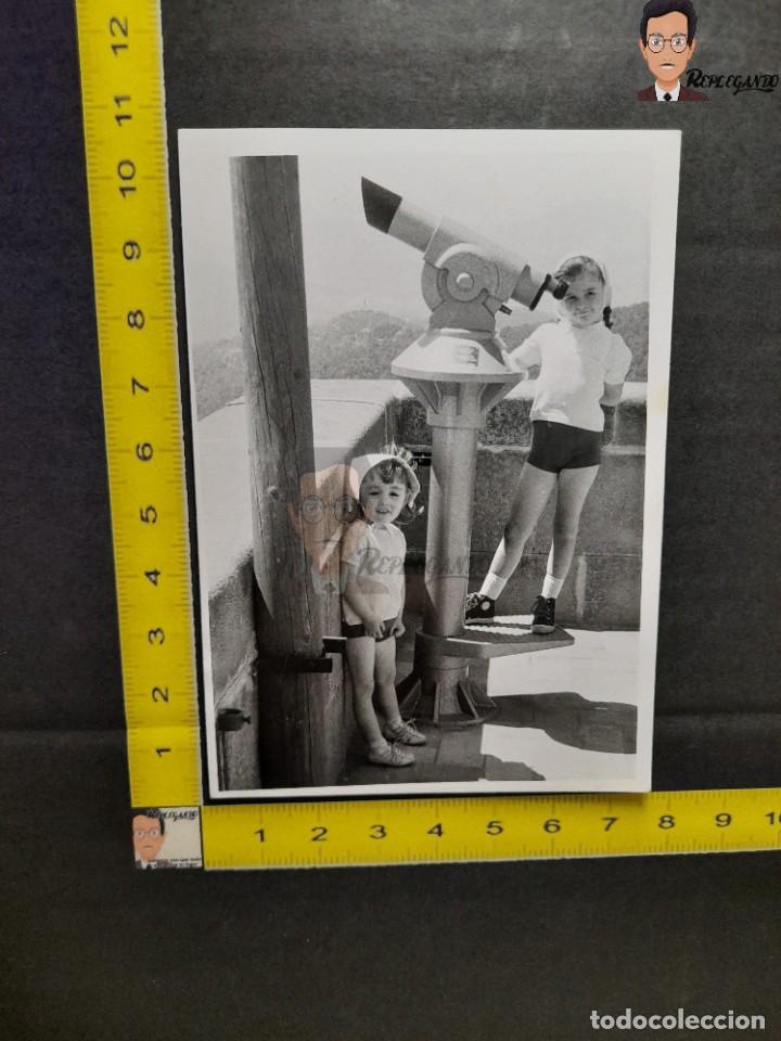 Fotografia antica: DOS NI&Ntilde;AS EN UN MIRADOR / FOTO ANTIGUA EN BLANCO Y NEGRO - A&Ntilde;OS 50/60 - ESPA&Ntilde;A - CATALEJO