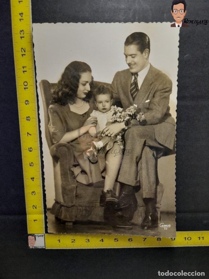 Fotografia antica: PADRES CON SU HIJA / FOTO ANTIGUA TIPO POSTAL EN BLANCO Y NEGRO - A&Ntilde;OS 30/40 - CIMA 22 - NI&Ntilde;A FLORES