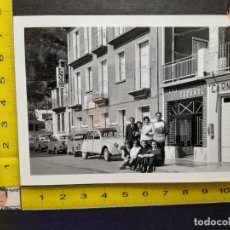 Fotografía antigua: FAMILIA CON CITROEN 2CV / SEAT 600 / R8 / FOTO ANTIGUA BLANCO Y NEGRO - AÑOS 60/70 - FONDA ESPAÑOL