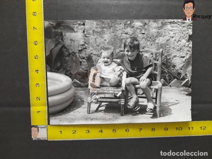 Fotografia antica: DOS NI&Ntilde;OS PEQUE&Ntilde;OS SENTADOS EN SILLAS Y RIENDO / FOTO ANTIGUA EN BLANCO Y NEGRO - A&Ntilde;OS 70 - ESPA&Ntilde;A