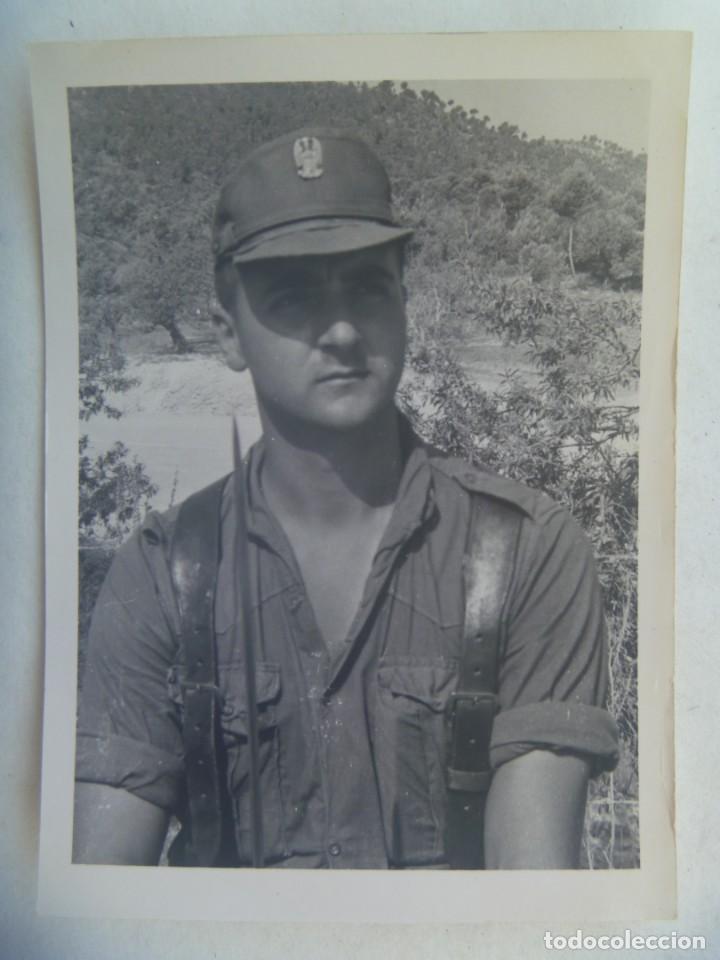 Fotografia antica: FOTO DE MILITAR CON ROPA DE CAMPA&Ntilde;A Y TRINCHAS. 1965
