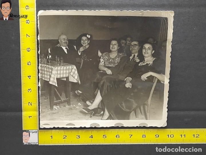 Photographie ancienne: AMIGOS DE FIESTA EN UN CAF&Eacute; DE GIJ&Oacute;N / FOTO ANTIGUA EN BLANCO Y NEGRO - A&Ntilde;OS 50/60 - ESPA&Ntilde;A