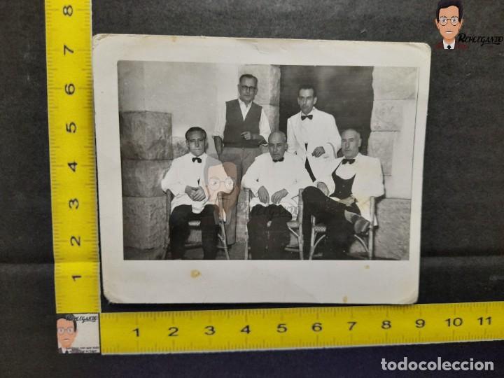 Alte Fotografie: CAMAREROS DESCANSANDO / FOTO ANTIGUA EN BLANCO Y NEGRO - A&Ntilde;OS 50/60 - ESPA&Ntilde;A - RESTAURANTE