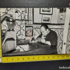 Fotografía antigua: HOMBRE FUMANDO EN LA BARRA DE UN BAR DE HUELVA / FOTO ANTIGUA BLANCO Y NEGRO - 1959 - CAMPARI