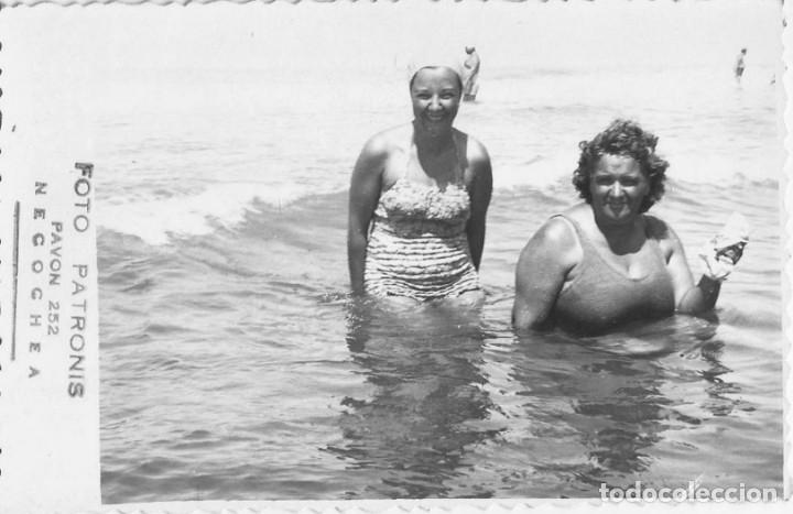 Fotograf&iacute;a antigua: X1509 Mujeres en ba&ntilde;ador en el mar, en la playa - Foto Postal 1950'