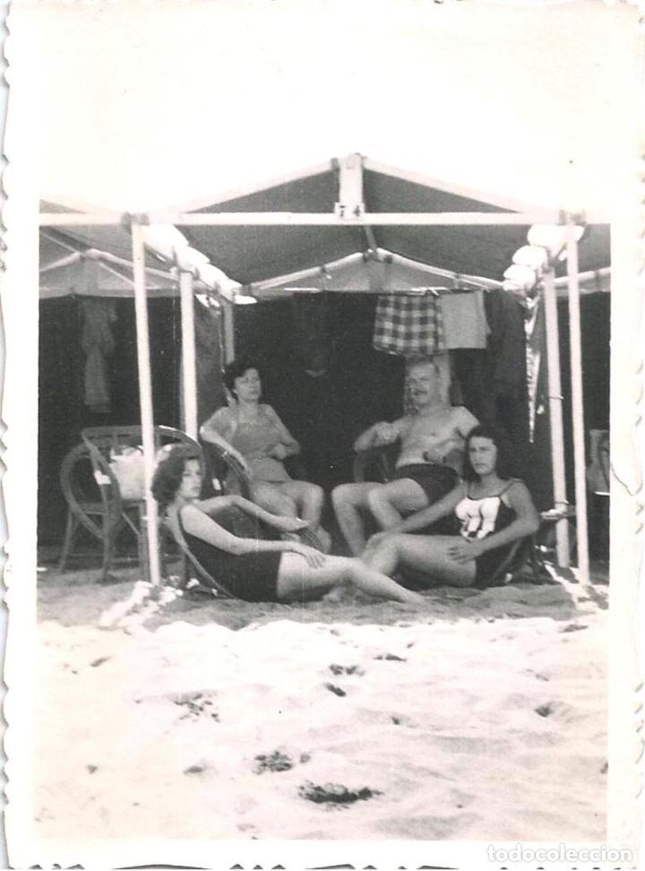 Fotograf&iacute;a antigua: X1510 Se&ntilde;oritas adolescentes en ba&ntilde;ador sentadas junto a sus padres en la playa - Foto 11x8cm 1964
