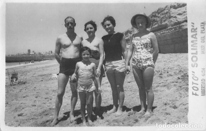 Alte Fotografie: X1519 Mujeres hombre y &ntilde;i&ntilde;a FAMILIA en ba&ntilde;ador en la playa - Foto Postal 1960'