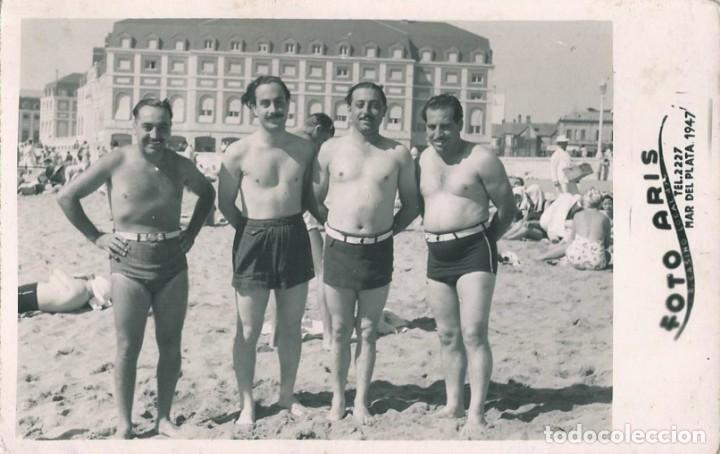 Alte Fotografie: X1522 Hombres en ba&ntilde;ador juntos en la playa - Foto Postal 1947