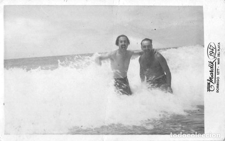 Alte Fotografie: X1523 Hombres en ba&ntilde;ador juntos divirti&eacute;ndose en las olas de la playa - Foto Postal 1947