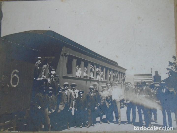 Fotograf&iacute;a antigua: (FOT-220101)FOTOGRAFIA DE GRUPO DE CATALANES EN FERROCARRIL (CUBA)