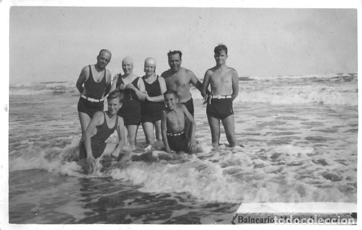 Alte Fotografie: X1524 Hombres j&oacute;venes adolescentes y mujer en ba&ntilde;ador juntos en el mar de la playa Foto Postal 1930