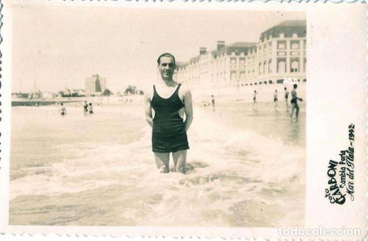 Alte Fotografie: X1525 Joven hombre en antiguo ba&ntilde;ador en el mar de la playa - Foto Postal 1942