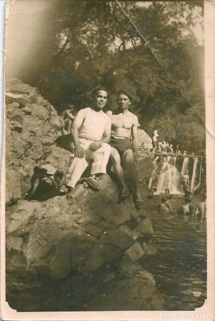 Alte Fotografie: X1531 J&oacute;venes hombres en ba&ntilde;ador sentados juntos sobre la roca - Foto 12x8cm 1940'