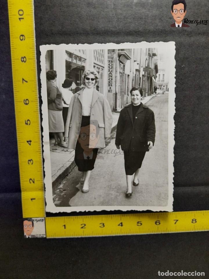 Fotografia antica: DOS AMIGAS PASEAN POR PERPIGNAN / FOTO ANTIGUA EN BLANCO Y NEGRO - A&Ntilde;OS 60/70 - BOULANGERIE
