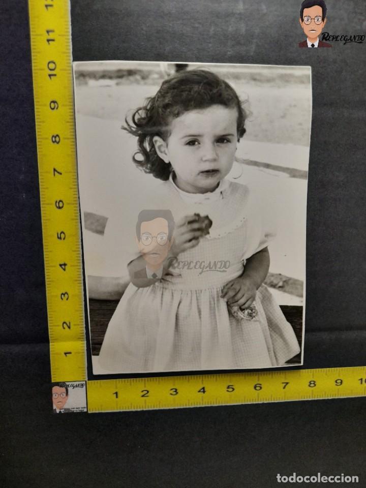 Antique Photography: NI&Ntilde;A CON VESTIDO COMIENDO UNA GALLETA / FOTO ANTIGUA EN BLANCO Y NEGRO - A&Ntilde;OS 60/70