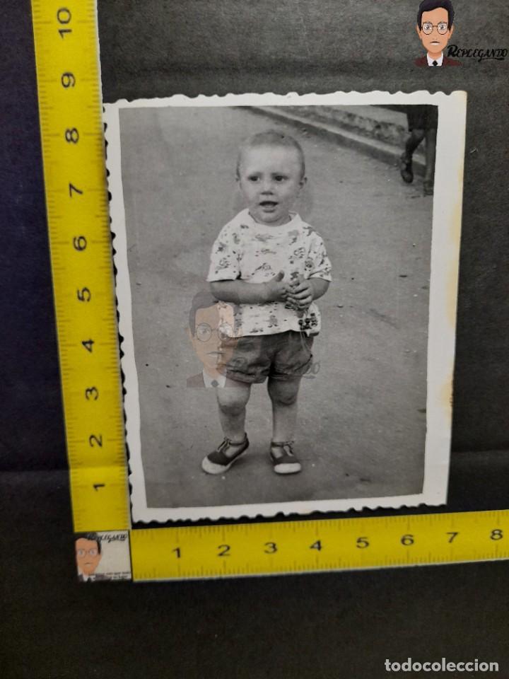 Fotografia antica: NI&Ntilde;O SONRIENDO EN LA CALLE / FOTO ANTIGUA EN BLANCO Y NEGRO - A&Ntilde;OS 60/70 - ESPA&Ntilde;A