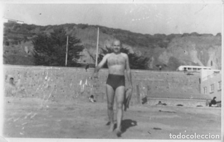 Alte Fotografie: X1533 Hombre hairy chest en ba&ntilde;ador caminando por el prado - Foto 13x8cm 1940'